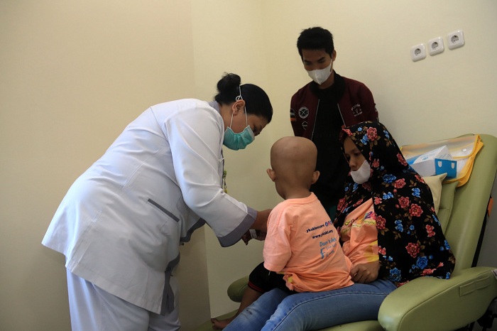 KEMOTERAPI: Pasien anak dengan didampingi kedua orangtuanya, melakukan kemoterapi, pelayanan Hematologi Onkologi Anak di RSUD dr Soetomo Surabaya. (ANDY S/RADAR SURABAYA)