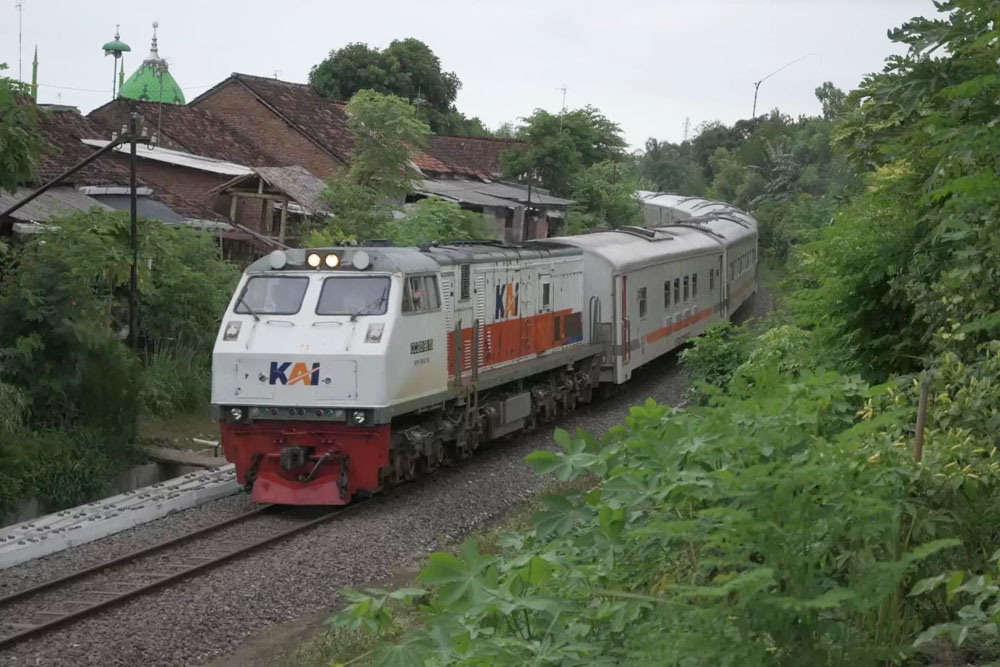 Kereta Api Mutiara Timur melintas di kawasan Kelurahan Boyolangu, Kecamatan Giri Banyuwangi.