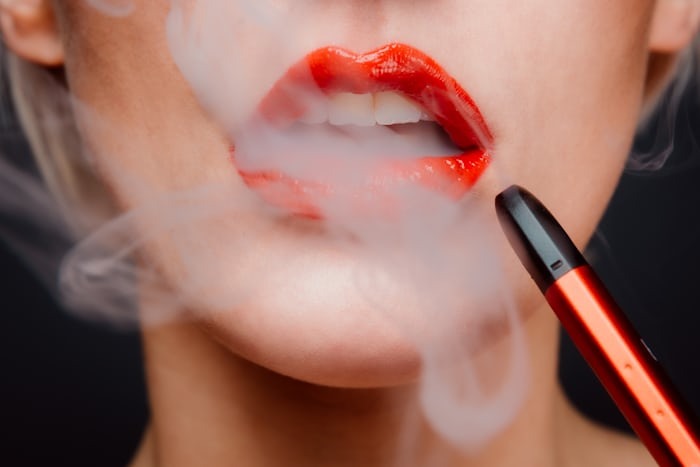 GAYA HIDUP: Vape semakin banyak digunakan oleh para perempuan belakangan ini.