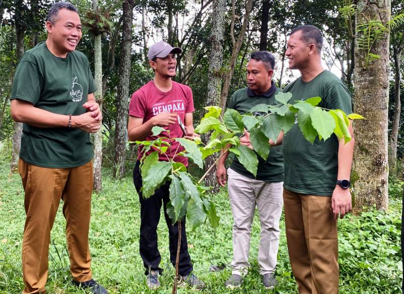 PERINGATI HARI BUMI: Penanaman pohon di lereng Gunung Arjuna untuk konservasi sumber mata air.