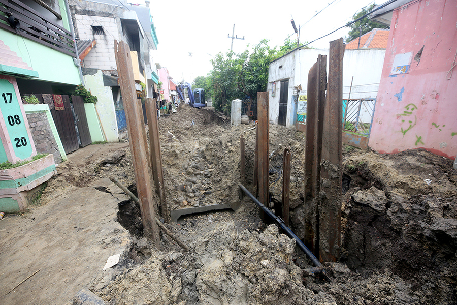 DIKEBUT: Pembangunan box culvert di kawasan Dukuh Kupang Surabaya untuk mengatasi banjir di daerah setempat. (SURABAYA.GO.ID)