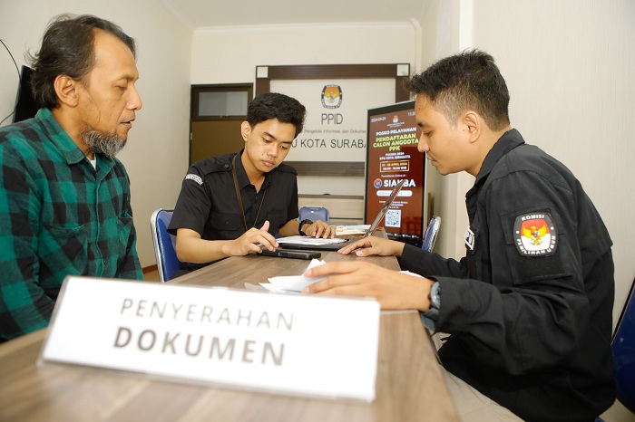 SERIUS: Warga mendaftar menjadi anggota PPK di kantor KPU Surabaya, Jalan Adhityawarman, Surabaya, Rabu (24/4). (SURYANTO/RADAR SURABAYA)