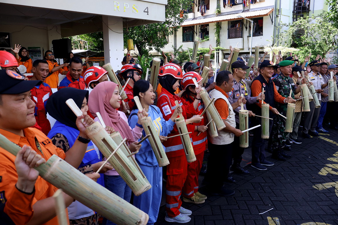 Warga Penjaringan Sari antusias mengikuti simulasi penanganan bencana di Surabaya (SURYANTO/RADAR SURABAYA).