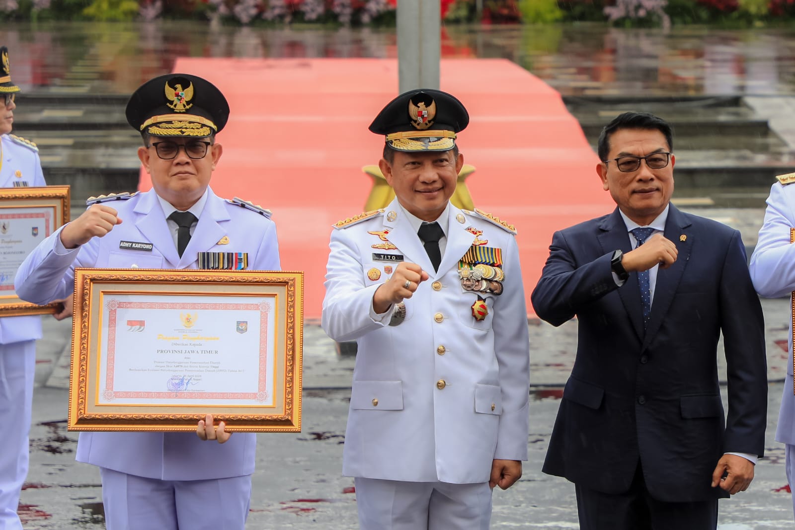 HARI OTODA: Dari kiri, Pj Gubernur Jatim Adhy Karyono, Mendagri Tito Karnavian, dan Kepala Staf Kepresidenan Moeldoko di Upacara Peringatan Hari Otoda ke-28 di Taman Surya Surabaya, Kamis (25/4).
