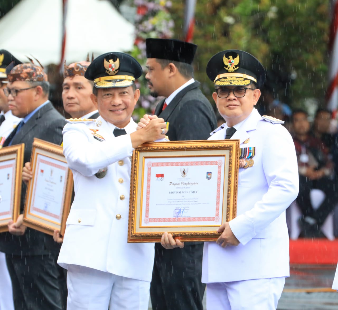 PRESTASI MEMBANGGAKAN: Pj Gubernur Jawa Timur Adhy Karyono (kanan) menerima penghargaan Piagam Penghargaan Prestasi Pemerintah Daerah yang diserahkan oleh Mendagri Tito Karnavian.
