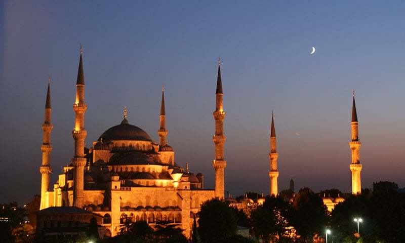 Ilustrasi saat Maghrib dengan suasana langit yang temaram senja.