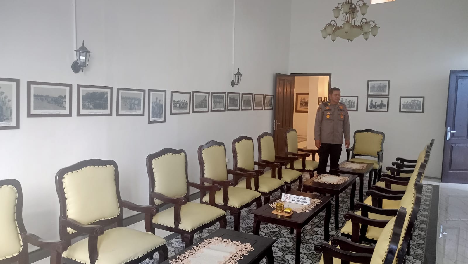 GAMBARAN MASA LALU: Nostalgia Polisi Istimewa dalam Museum Hidup lewat ruang pertemuan M Jasin.