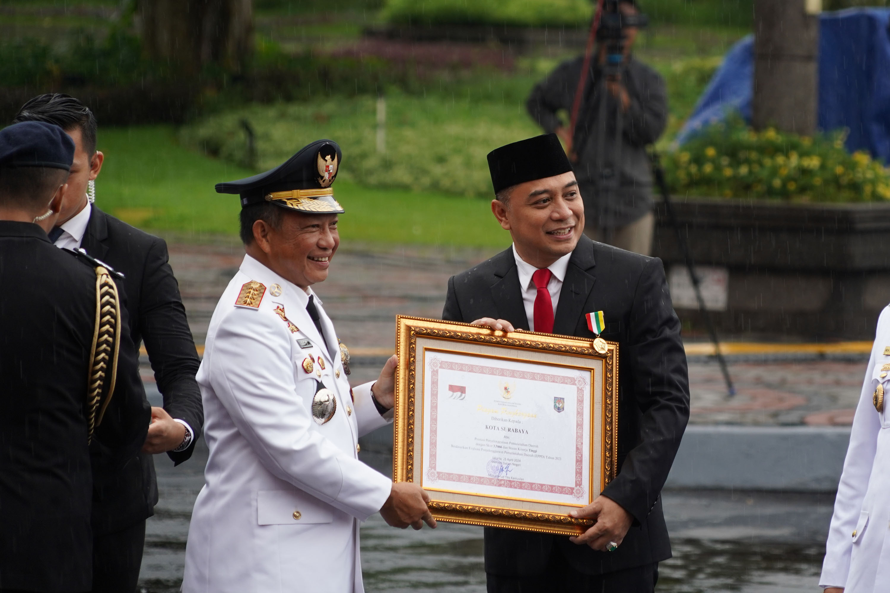 Wali Kota Surabaya Eri Cahyadi menerima penghargaan dari Mendagri Tito Karnavian pada peringatan Hari Otoda ke-18 di Surabaya (SURYANTO/RADAR SURABAYA).