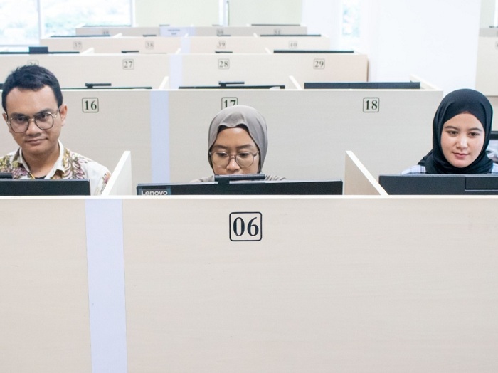 BERSIAP: Sejumlah hal teknis dipersiapkan oleh Unesa dalam menyambut UTBK 30 April mendatang, seperti jaringan dan komputer yang mencapai ribuan unit untuk para peserta. (IST/UNESA)