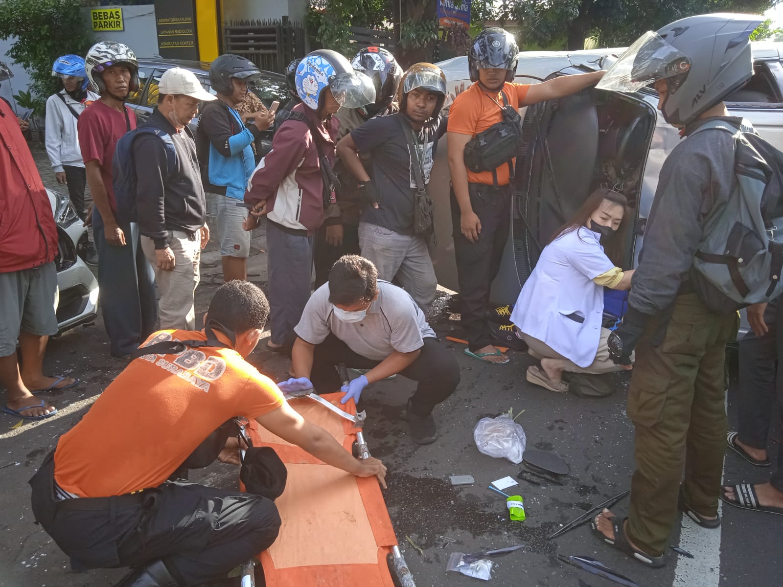 Petugas mengevakuasi korban kecelakaan di Jalan Jemursari, Surabaya (IST).