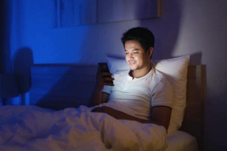 Ilustrasi sleep call di tengah malam.