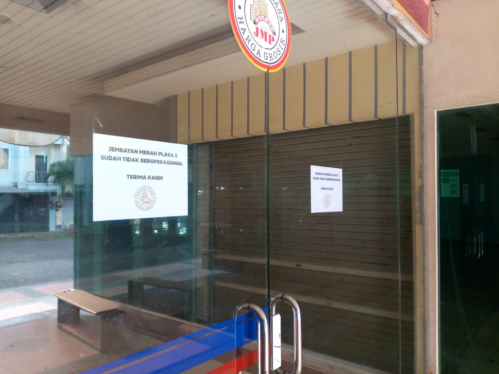 STOP OPERASIONAL: Pintu masuk Jembatan Merah Plaza (JMP) 2 tertutup rapat, Minggu (28/4), sementara JMP 1 masih buka (Hurek/Radar Surabaya).