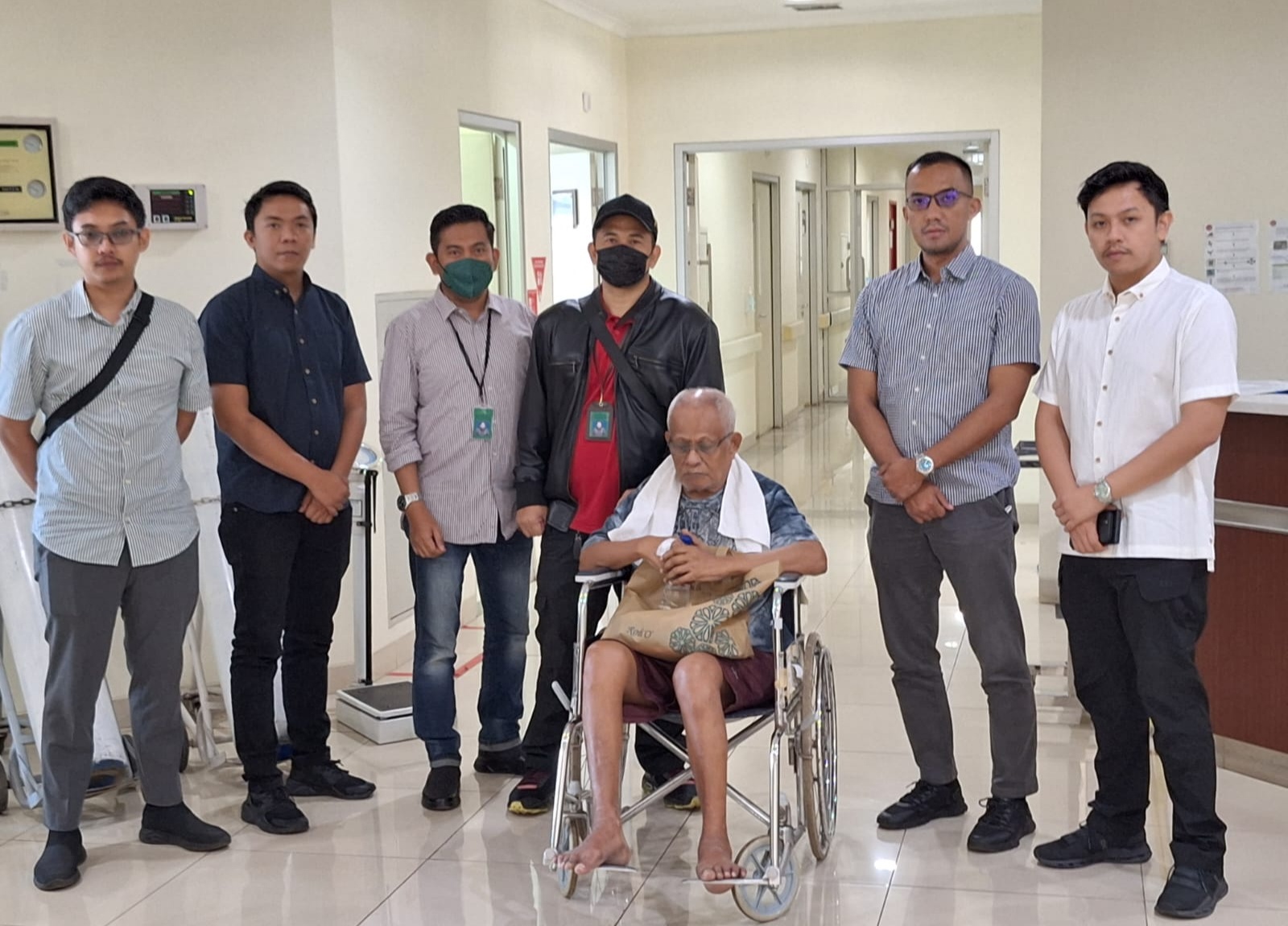 PEMERIKSAAN: Dominggus Maspaitella seusai menjalani pemeriksaan di rumah sakit (IST).