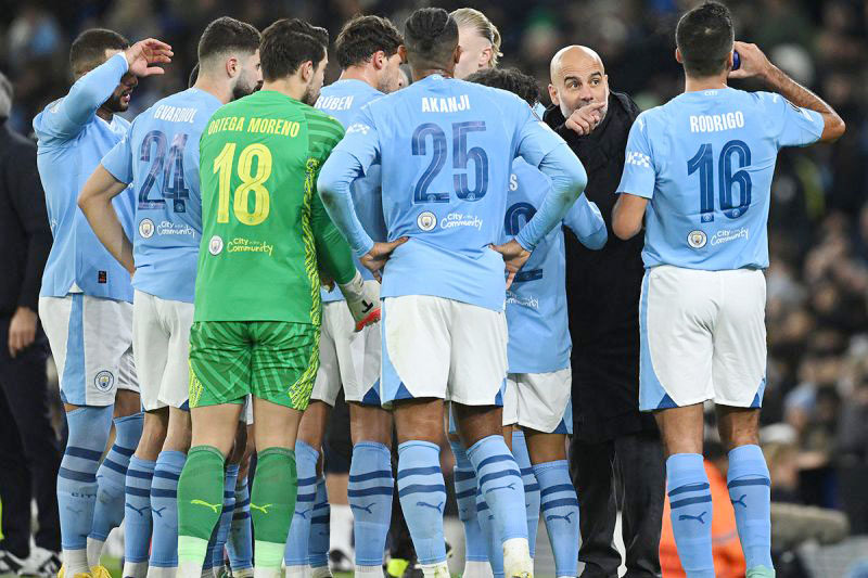 Pep Guardiola memberikan instruksi pada pemain Manchester City.
