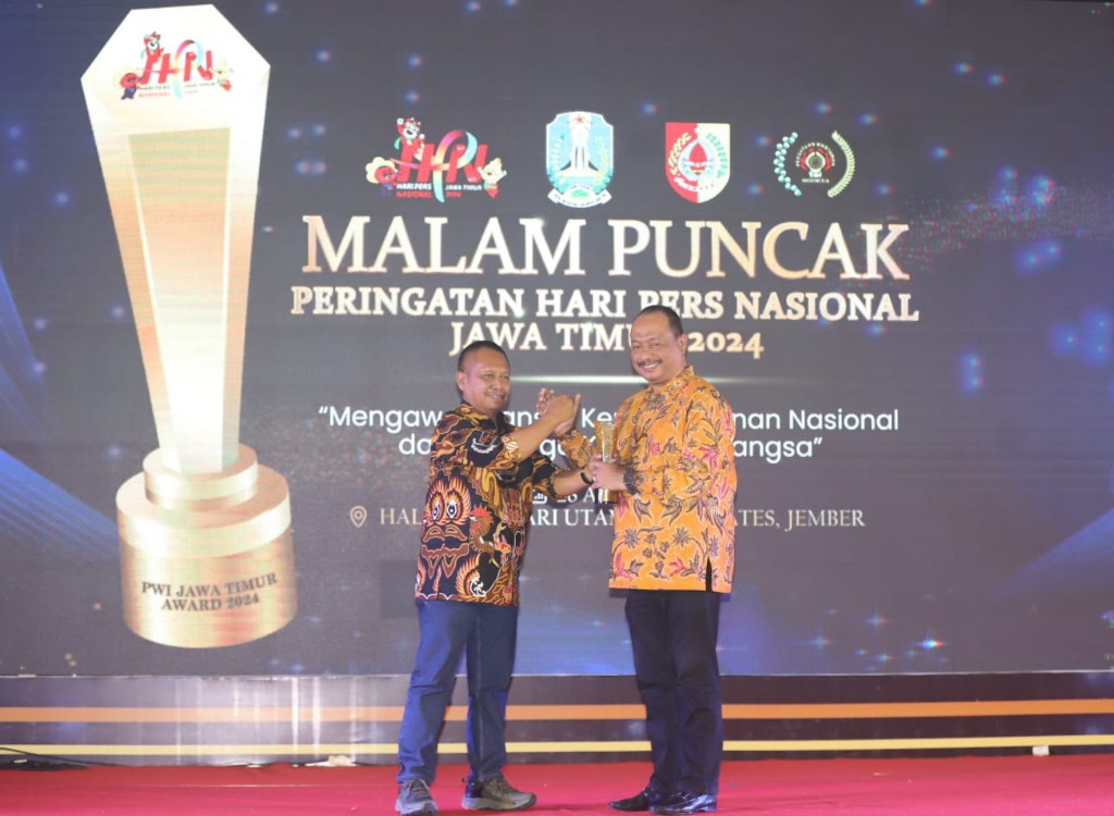 Pengabdian di dunia olahraga membuat Ketua KONI Jatim Muhammad Nabil diganjar penghargaan Sport Achievement Award oleh Persatuan Wartawan Indonesia (PWI) Jatim.
