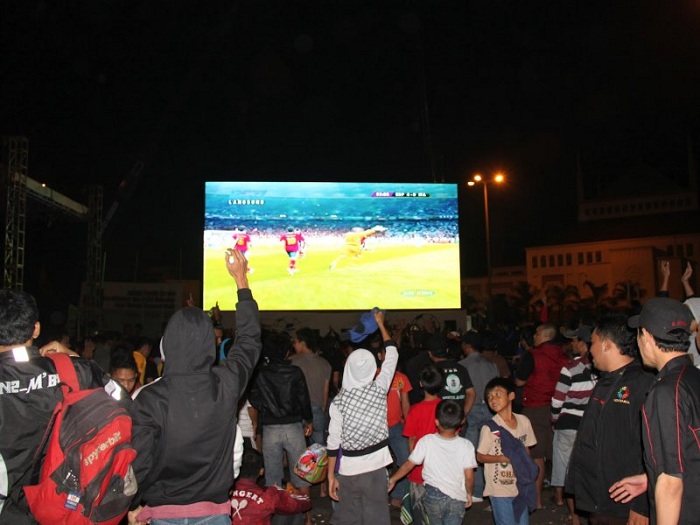 NOBAR: Euforia lebih dirasakan ketika nonton bareng daripada nonton sendirian. (FA NDOM.ID)  &nbsp;
