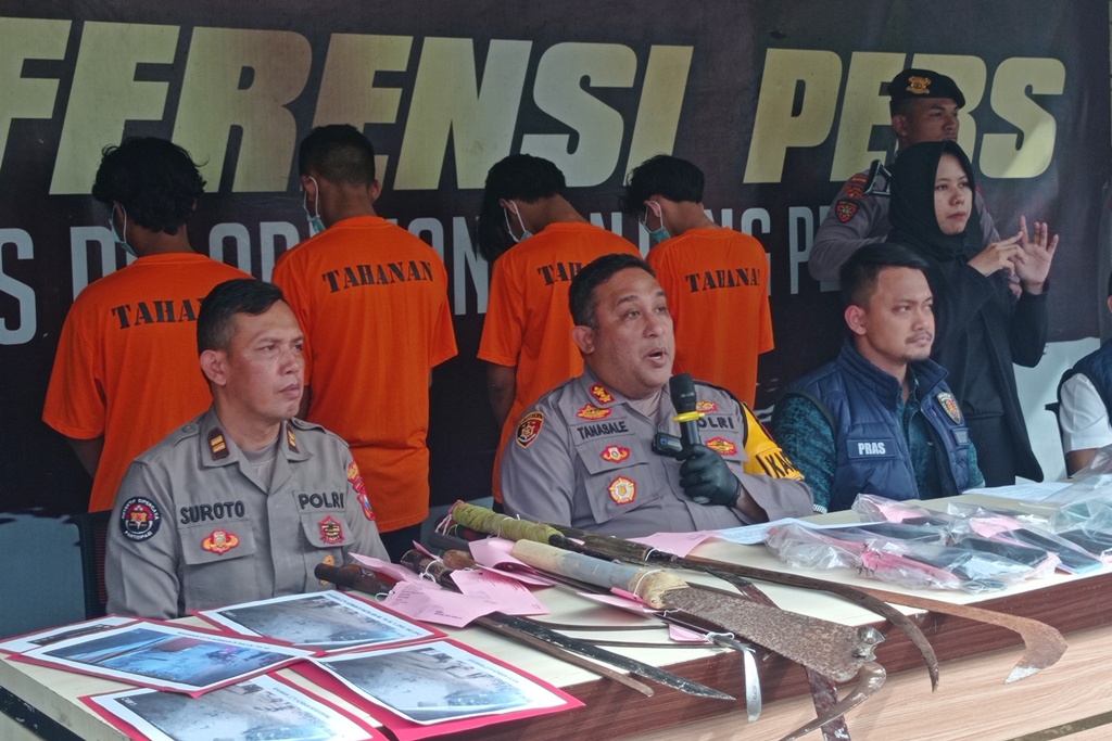 Empat dari enam tersangka kasus tawuran di Jalan Wonokusumo diamankan bersama barang bukti di Pelabuhan Tanjung Perak, Surabaya (SURYANTO/RADAR SURABAYA).