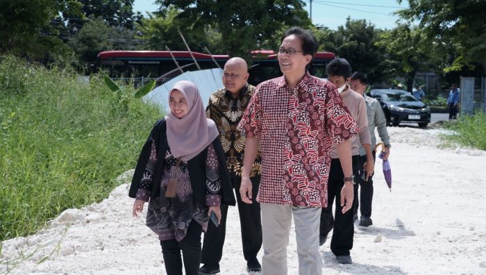GERAK CEPAT: Rektor ITS Mochamad Ashari (kanan) dan Sekretaris ITS Umi Laili Yuhana meninjau area pembangunan gedung FKK ITS. (IST)