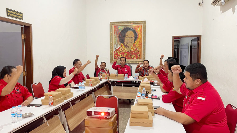 KOMPAK: Eri Cahyadi dan Armuji menghadiri rapat koordinasi di kantor DPC PDIP Surabaya.