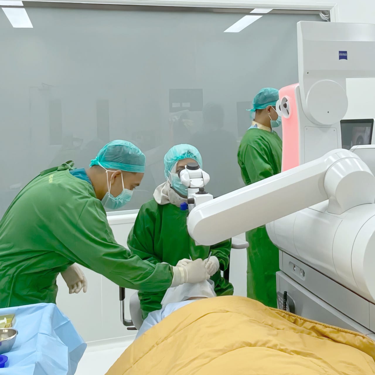 TEKNOLOGI TERBARU: RS Mata Undaan menghadirkan terobosan baru dalam dunia bedah refraktif melalui teknologi Small Incision Lenticule Extraction (SMILE Pro).