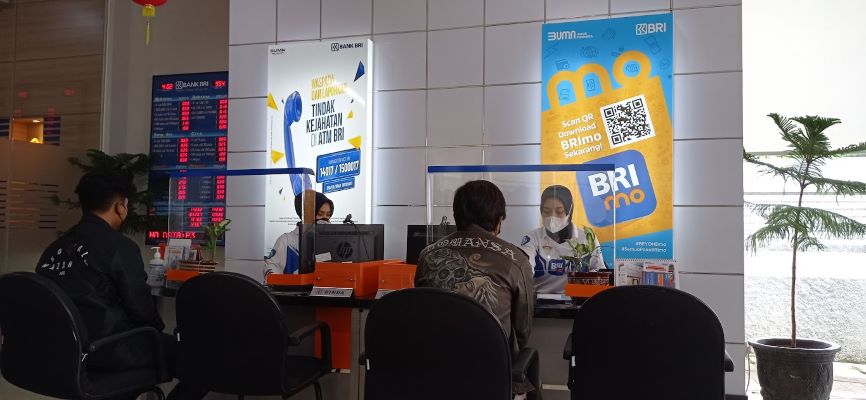 KONSULTASI: Customer service Bank BRI sedang melayani konsultasi nsabah. (NOFILAWATI ANISA/RADAR SURABAYA)