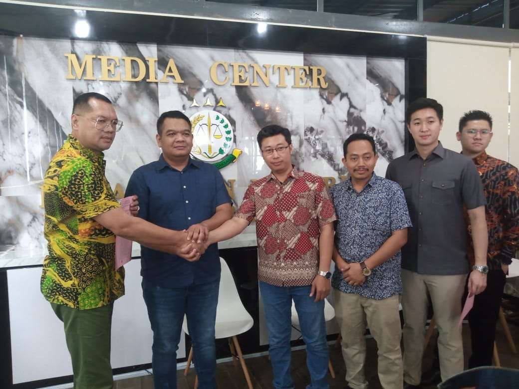 MEDIASI SUKSES: Handy Suprataya bersama kuasa hukumnya dan kuasa hukum PT Zangrandi Prima sepakat berdamai di Kejari Surabaya (IST).