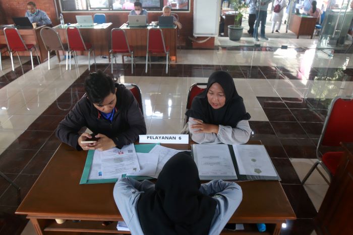 KONSULTASI: Sejumlah orang tua bersama buah hatinya mulai melakukan konsultasi untuk PPDB Tingkat SMA/SMK. (ANDY S/RADAR SURABAYA)