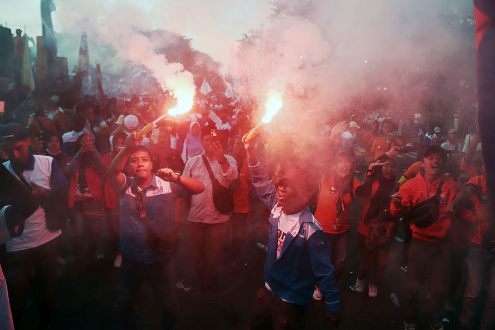 MAY DAY: Ribuan massa buruh yang tergabung dalam beberapa elemen organisasi pekerja, menggelar aksi memperingati Hari Buruh Internasional 2024 di depan kantor Gubernur Jatim, Rabu (1/5).