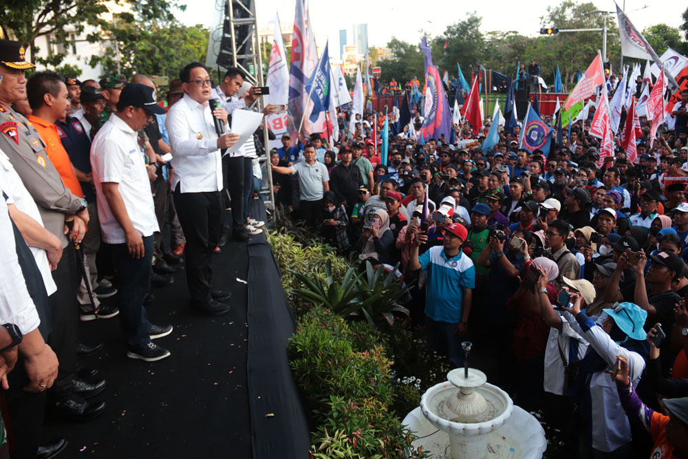 TEMUI BURUH: Penjabat (Pj) Gubernur Jatim, Adhy Karyono menemui para peserta aksi unjuk rasa memperingati Hari Buruh Internasional 2024 di depan kantor Gubernur Jatim, Rabu (1/5).