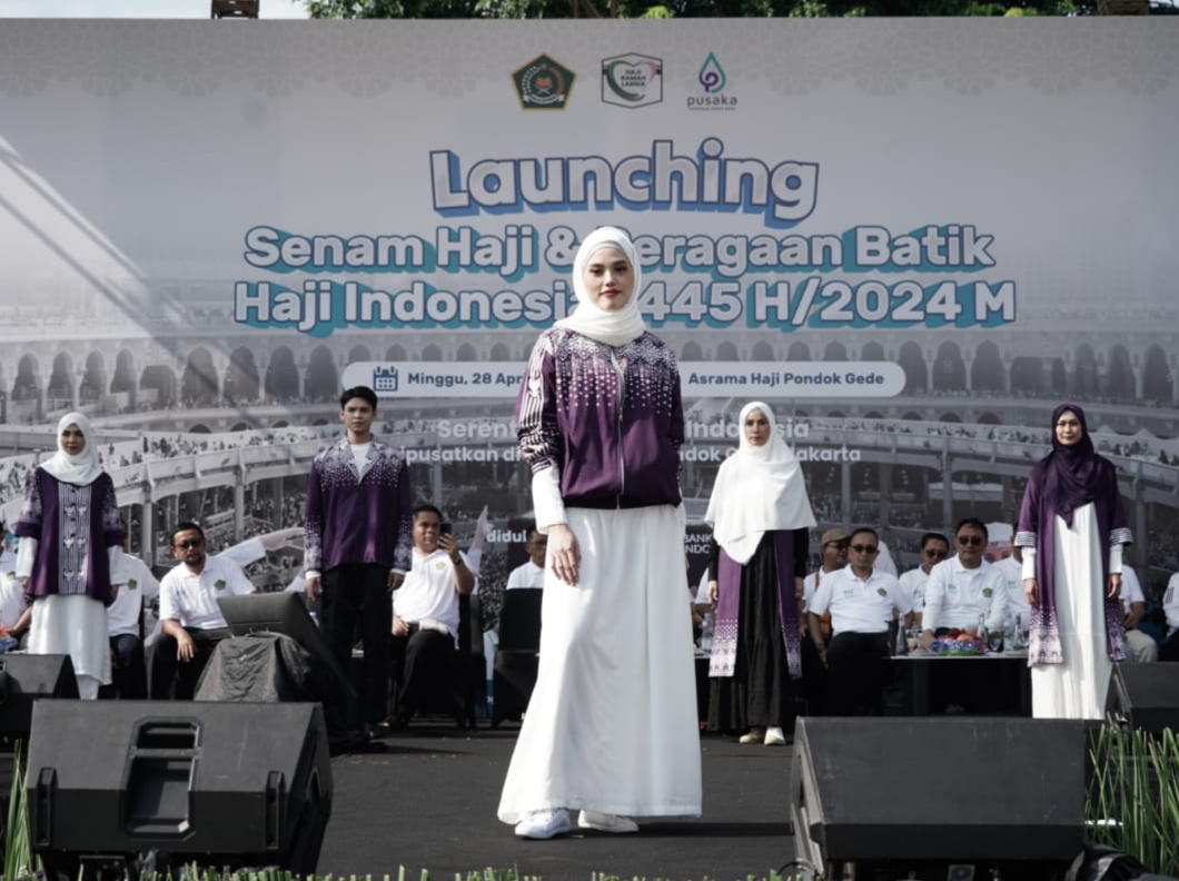 PENYEGARAN: Seragam baru yang akan dikenakan jemaah haji pada penyelenggaraan haji 2024. Seragam tersebut berwarna ungu bermotif Sekar Arum Sari.