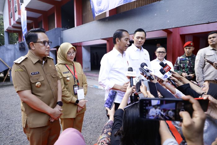 INGAT: Presiden Jokowi didampingi Pj Gubernur Jatim Adhy Karyonp menyerahkan sertifikat tanah ke masyarakat Banyuwangi, Selasa (30/4). (IST)