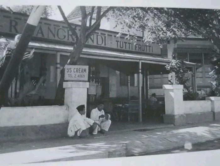 Depot es krim R. Zangrandi di Jalan Sindhu Negara 15 Surabaya tahun 1949 (KITLV).