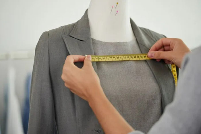 Ukur tubuh menggunakan meteran sebelum menentukan ukuran baju.