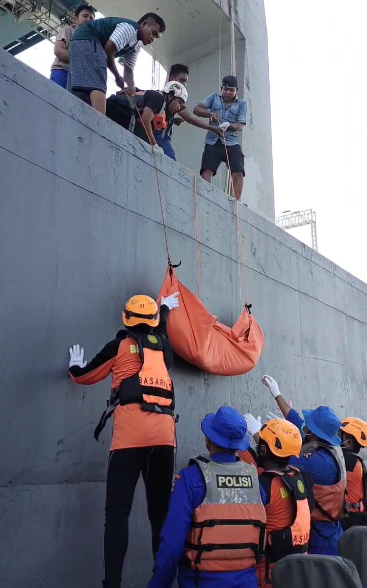 Proses evakuasi jenazah korban di Jembatan Suramadu sisi Surabaya cukup alot (IST).