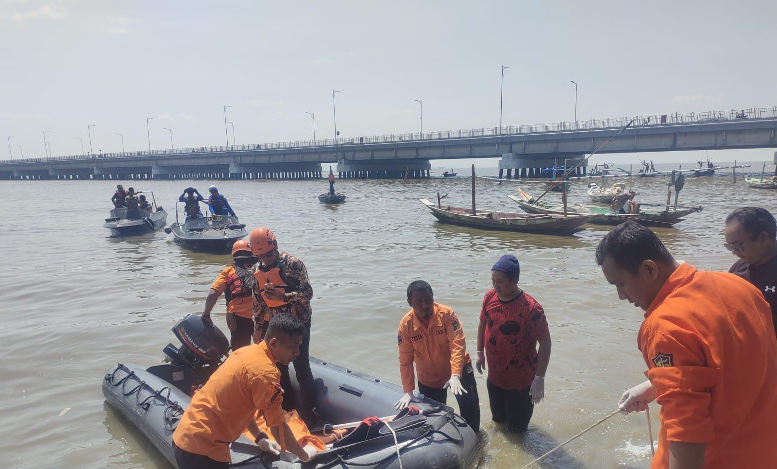 Jenazah korban dievakuasi ke pinggir pantai di dekat Jembatan Suramadu Surabaya (IST).