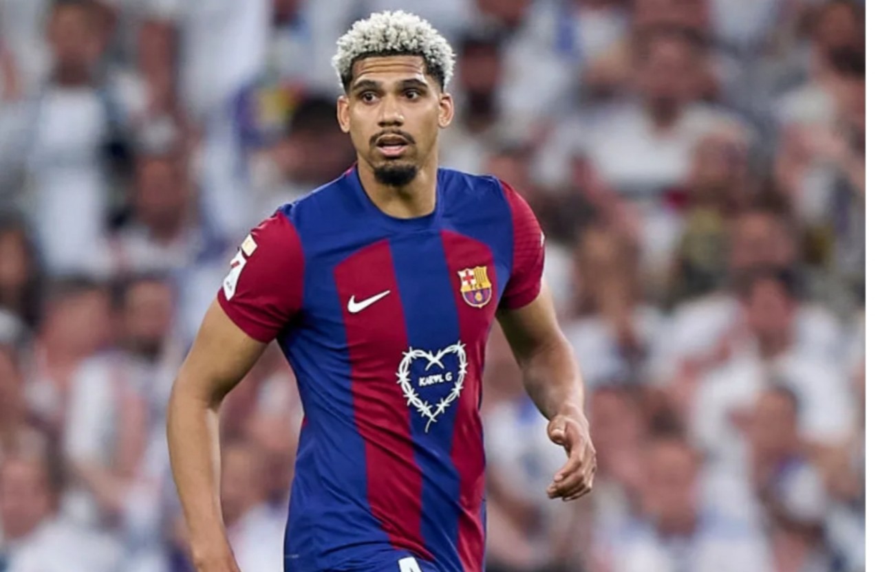 Ronald Araujo ditunggu keputusannya untuk lanjut atau tidak bersama Barcelona.