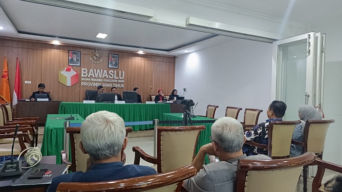 SERIUS: Suasana sidang dugaan pelanggaran administrasi pemilu di SUrabaya, Kamis (2/5). (MUS P/RADAR SURABAYA)