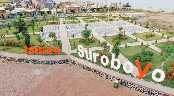 INDAH: Taman Suroboyo menjadi salah satu taman yang selalu ramai dikunjungi oleh arek-arek Surabaya, terutama pada akhir pekan. (TUNAS HIJAU)