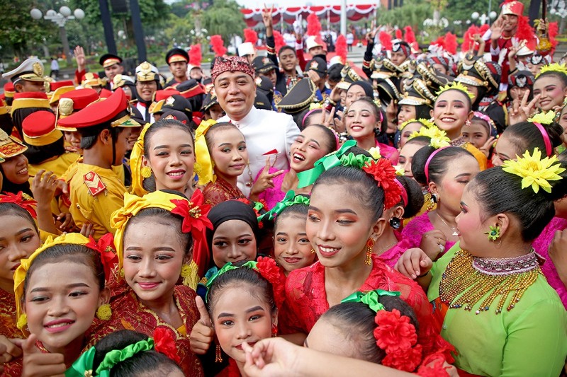 Wali Kota Eri Cahyadi berfoto di tengah para pelajar yang memakai busana tradisional.