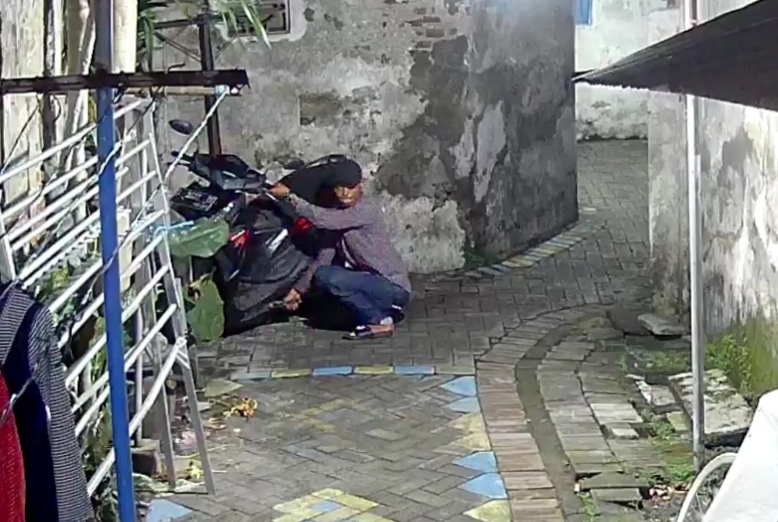 Pencuri motor di Ngagel Surabaya terekam kamera pengawas (IST).