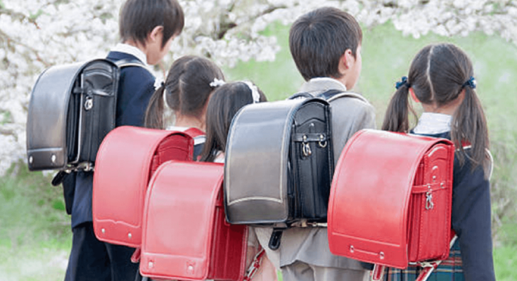 KREATIF: Anak-anak SD di Jepang kebanyakan menggunakan tas ransel randoseru. (HOWTOJAPAN)