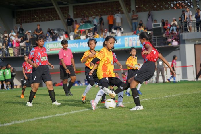 SEMANGAT: Suasana Pertandingan MilkLife Soccer Challenge (MLSC) Surabaya Series 1 2024. (IST)