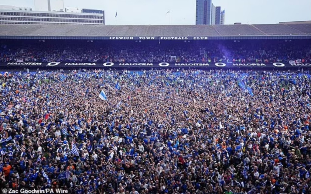 Fans Ipswich Town langsung merayakan sukses promosi dengan turun ke lapangan.