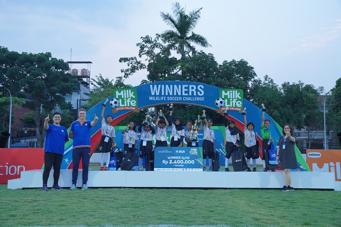 BAHAGIA: Jawara MilkLife Soccer Challenge &ndash; Surabaya Series 1 2024 mengangkat tropi tinggi-tinggi sebagai bentuk kebahagiaan atas keberhasilan mereka. (IST)