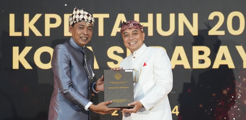 SELAMAT: Wali Kota Surabaya Eri Cahyadi (kanan) menerima penghargaan Opini WTP dari BPK Jatim. (IST)