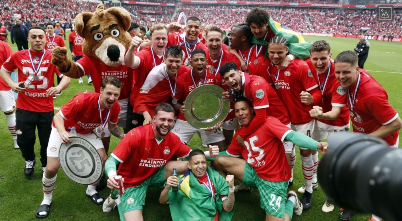 Para pemain PSV Eindhoven merayakan kemenangan gelar Eredivisie ke-25 klub setelah mengalahkan Sparta Rotterdam.