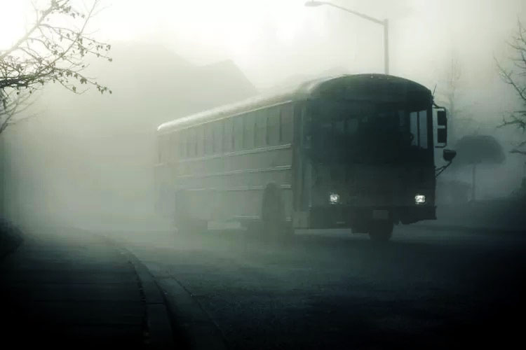 Ilustrasi bus hantu yang melintas pada malam hari.