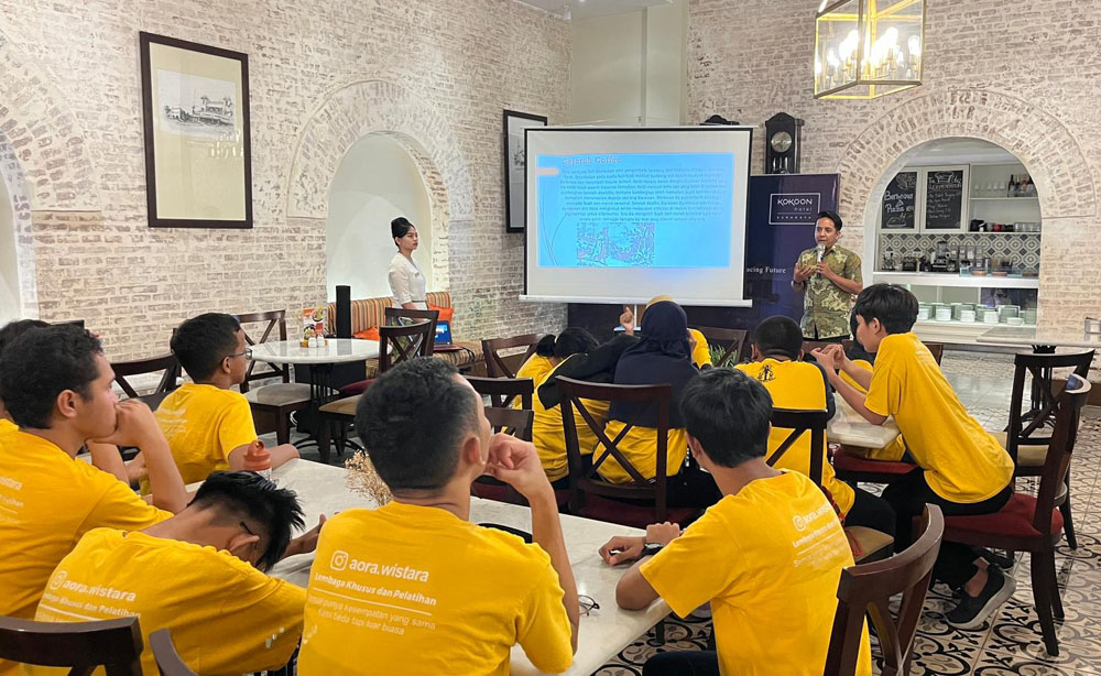 HAL BARU: Sebelum praktik membuat kopi, Food & Beverage Manager Kokoon Hotel Surabaya, Usman Efendi menjelaskan barista knowledge ke anak-anak dari Yayasan Aora.