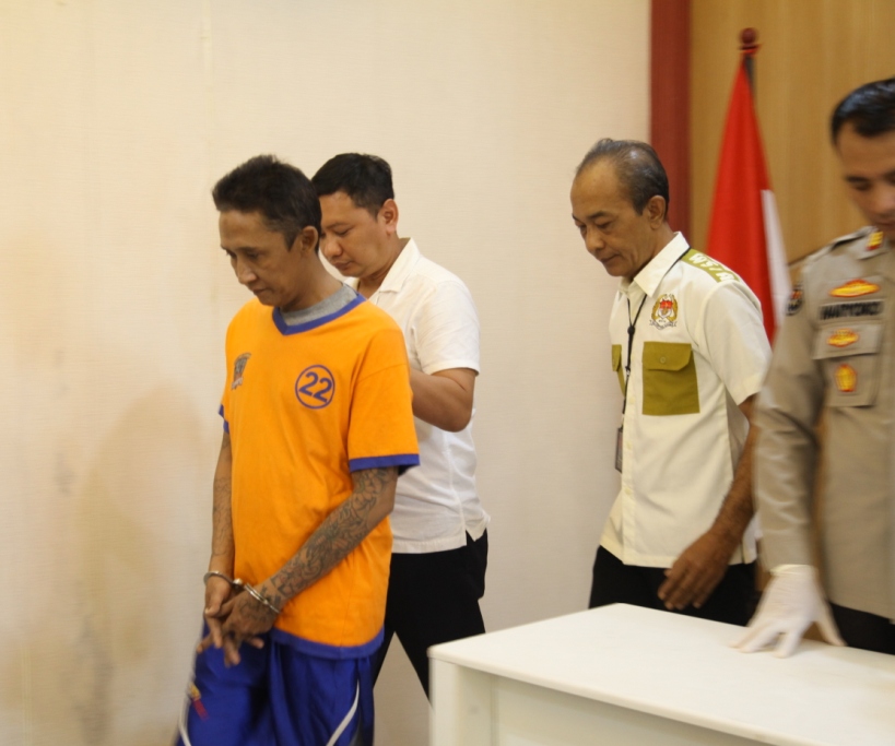 Tersangka Mardjuki diamankan di Polsek Wonocolo, Surabaya (SURYANTO/RADAR SURABAYA).