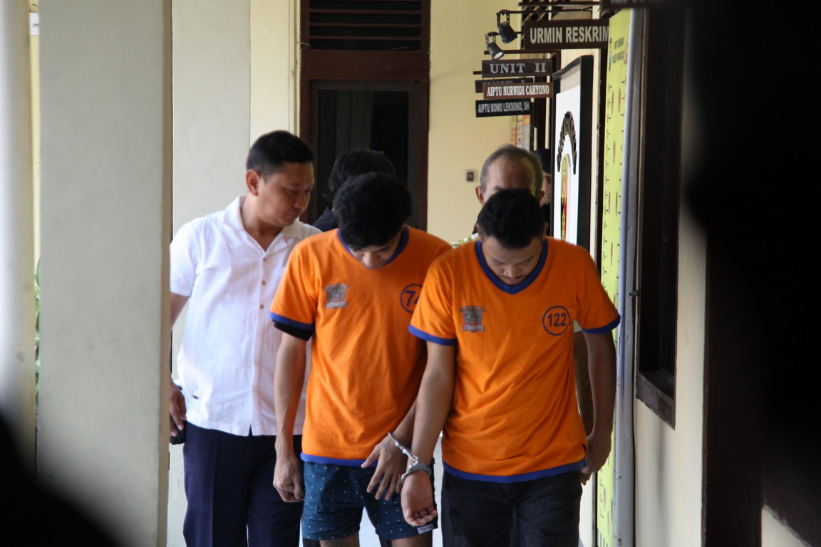 Dua tersangka pengeroyokan diamankan di Polsek Wonocolo Surabaya (SURYANTO/RADAR SURABAYA).